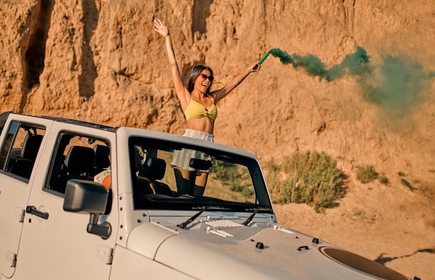 Foto coppia sulla spiaggia con auto