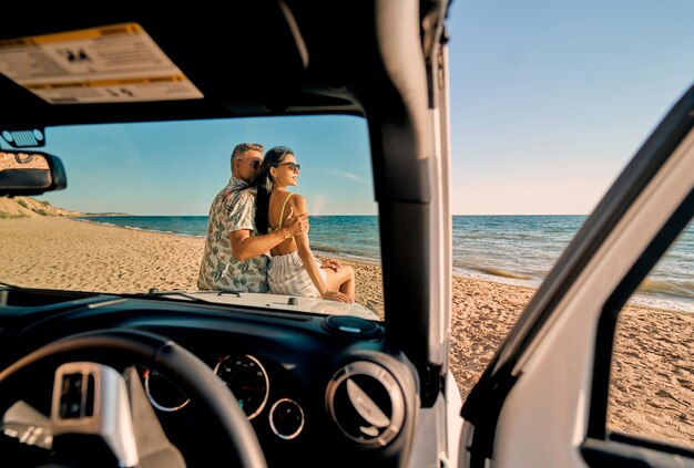 Photo couple on beach with car