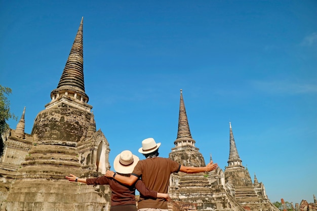 태국 아유타야에 있는 왓 프라시 산펫(Wat Phra Si Sanphet)의 탑 유적에 감탄하는 커플