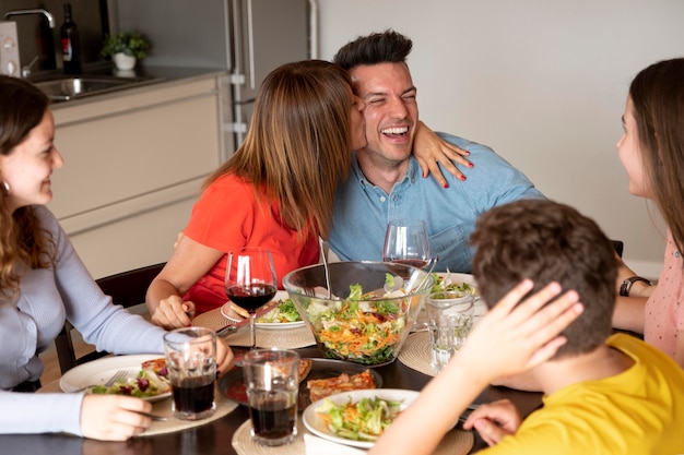 Foto coppia romantica a cena in famiglia