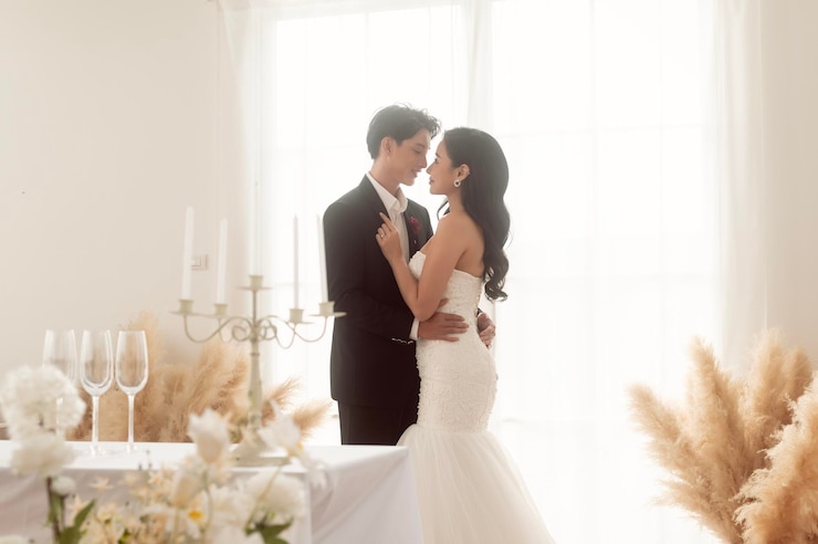 Photo 結婚式でロマンチックな瞬間を楽しんでいる花嫁と花婿のカップル