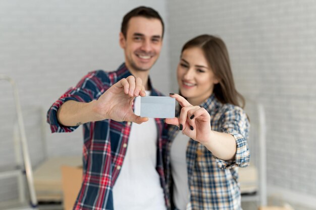 Foto coppia che acquista online con carta di credito e phonexa