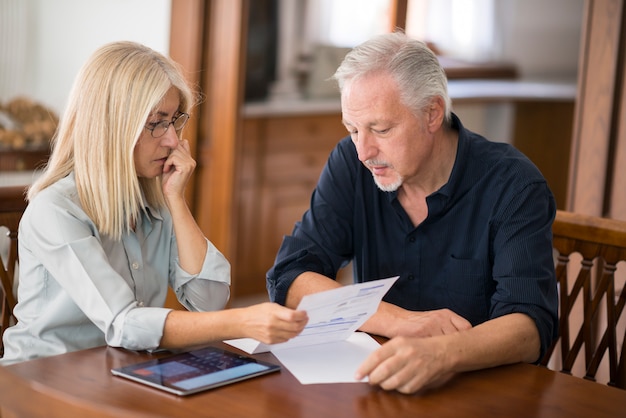 Photo couple calculating their expenses together