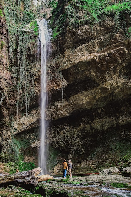 Пара в каноэ перед водопадом