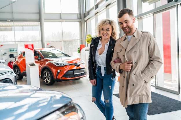 La coppia in un concessionario di auto sceglie l'auto