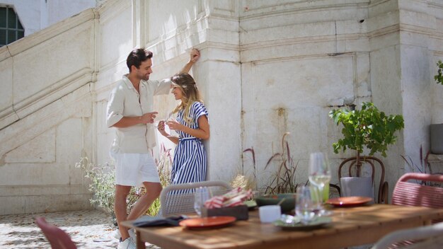 Foto la coppia celebra la data estiva la parete antica gli amanti rilassati camminano sulla terrazza del caffè