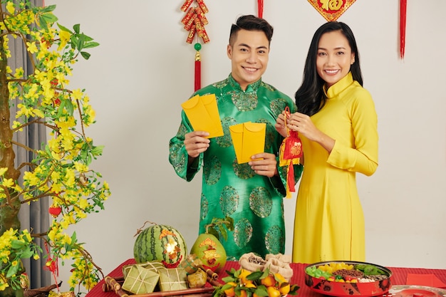 Photo couple celebrating tet at home