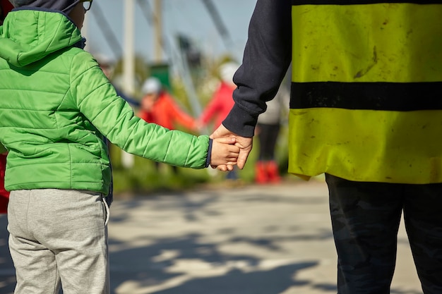 Foto coppia di bambini sparati da dietro tenendosi per mano