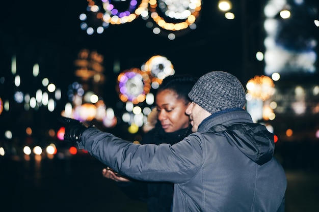 Photo couple in city at night