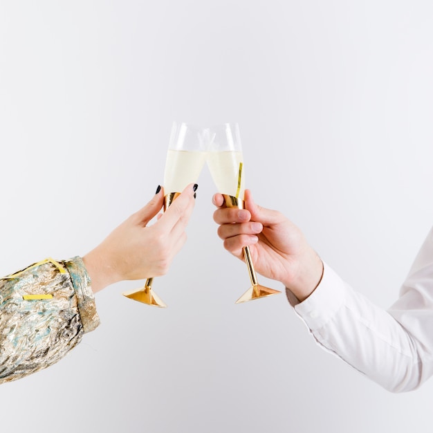 Photo couple clinking glasses of sparkling wine