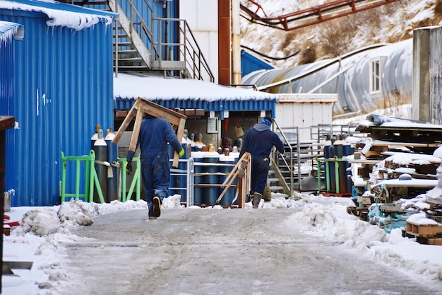 Photo couple of construction workers working during the day in winter