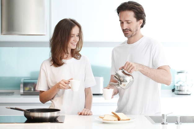 Foto coppia cucina colazione