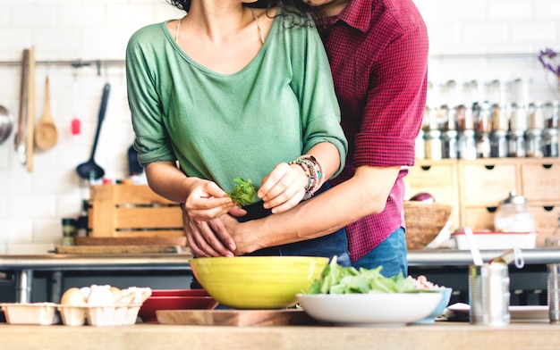 Coppie che cucinano il concetto di liefstyle di hobby