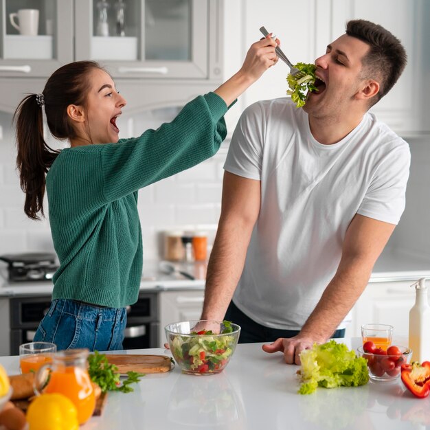 Coppie che cucinano a casa