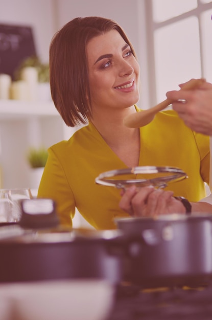 Foto coppie che cucinano insieme nella cucina a casa