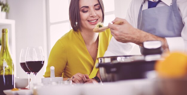 カップルが自宅の台所で料理を一緒に