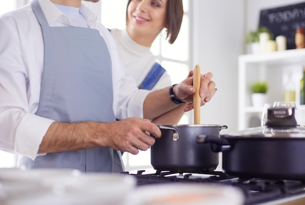 Пара вместе готовить на кухне дома