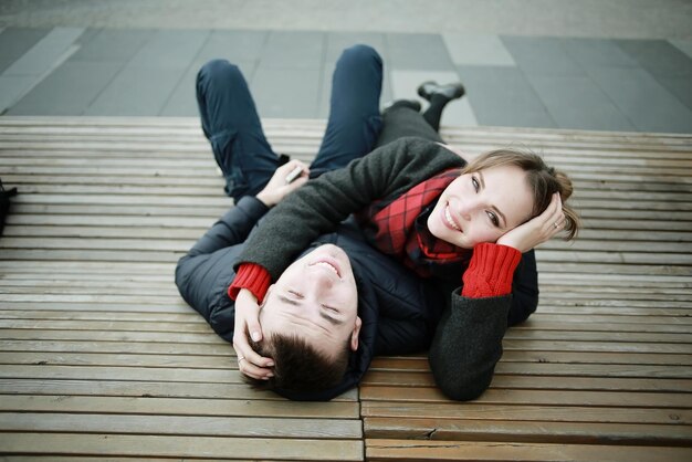 пара обнимается на скамейке зимой