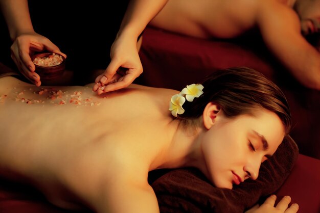 Photo couple customer having exfoliation treatment in luxury spa quiescent