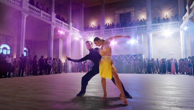 Foto ballerini di coppia eseguono balli latini su un grande palcoscenico professionale ballo da sala