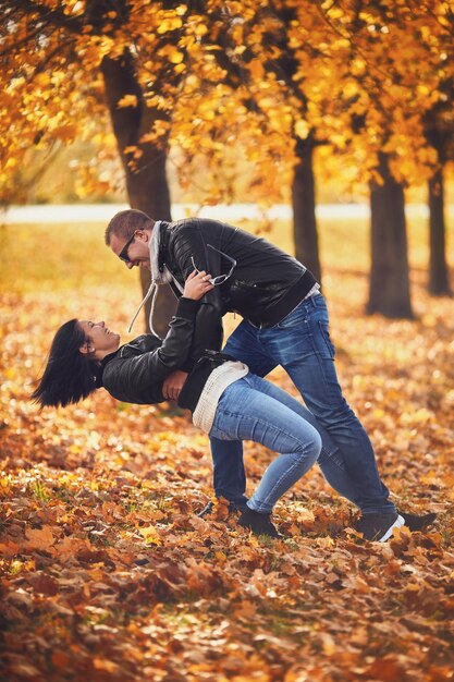 Photo couple dancing on field during autumn