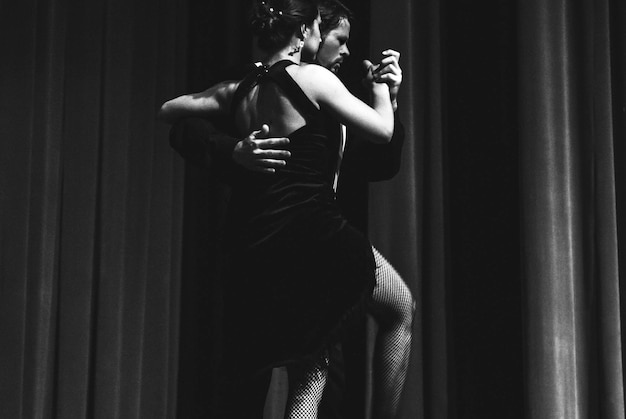 Photo couple dancing on stage