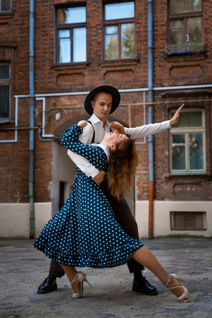 Photo couple dancing together outdoors full shot