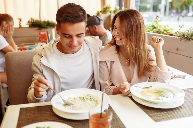 Photo couple on a date at a restaurant