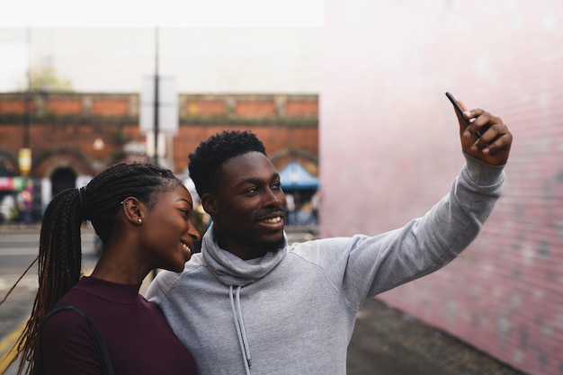 Foto coppia a un appuntamento con un selfie