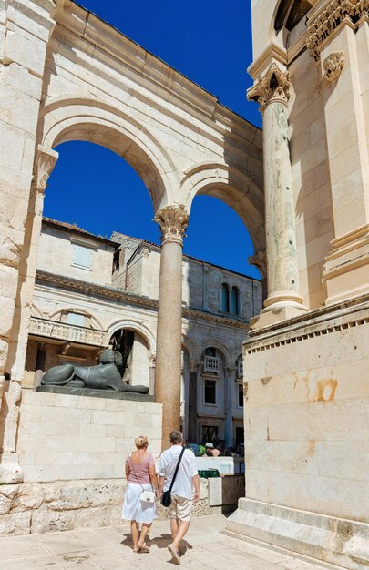 크로아티아 달마티아(Dalmatia)의 아드리아 해안(Adriatic Coast)에 있는 스플리트(Split)의 구시가지(Old city of Split)에 있는 디오클레티아누스 궁전(Diocletian Palace)과 로마 타운(Roman Town) 건축에 있는 커플. 크로아티아 달마시안 베이의 풍경. 유럽 관광 및 여름 휴가.