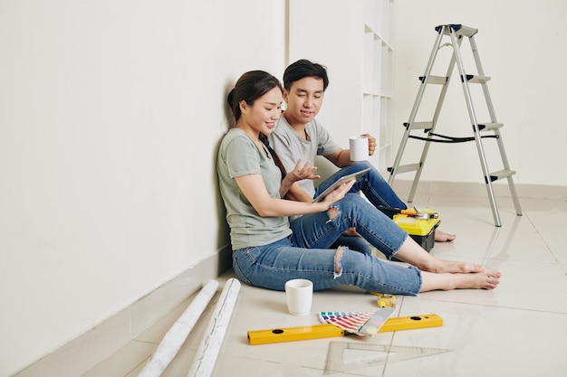 Photo couple discussing renovation