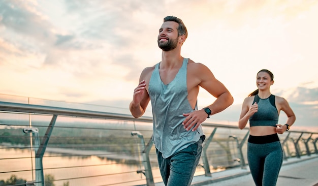 Photo couple doing sport on the street