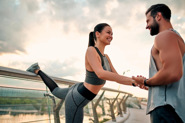 Photo couple doing sport on the street