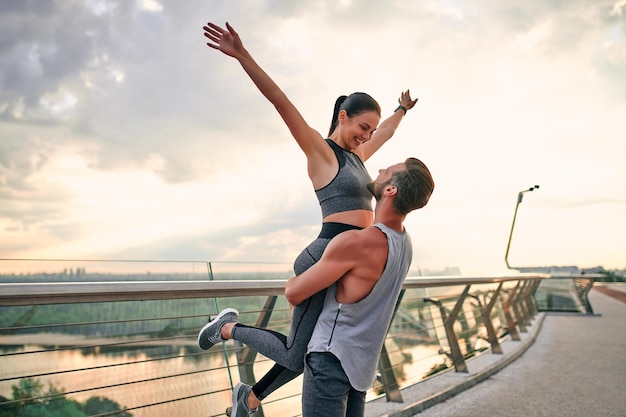 Photo couple doing sport on the street