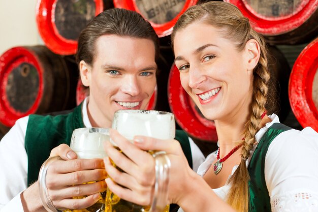 Photo couple drinking beer in brewery