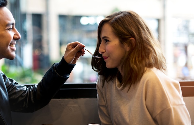 カップルで飲むコーヒーショップリラックス