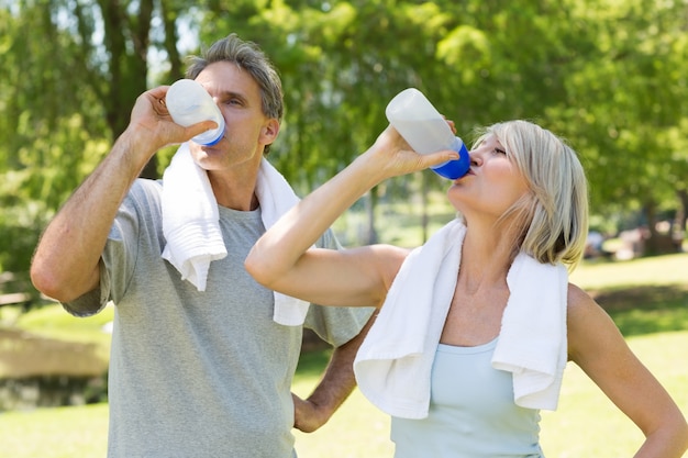 運動後のカップルの飲み水