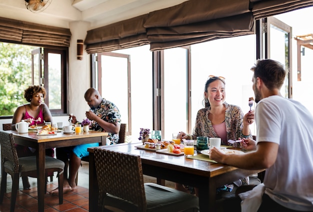 Photo couple eating a hotel breakfast