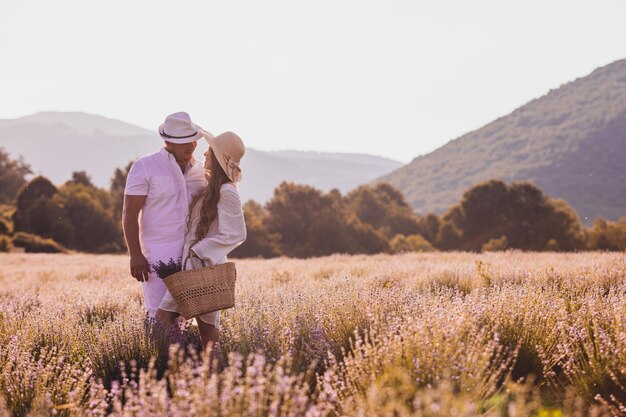 Photo couple embracing on flowering field against sky