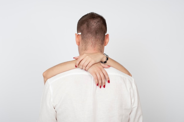 Photo couple embracing with their backs to the camera
