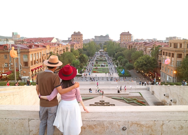 Coppia goditi l'impressionante vista serale sulla città di yerevan dalla cascata di yerevan in armenia