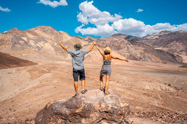 Una coppia che si gode il percorso di artist's drive nella death valley, california. stati uniti