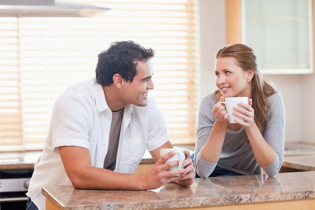 Coppie che godono insieme del caffè in cucina