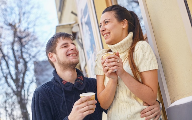 コーヒーを楽しんでいるカップル。幸せなカップルの肖像画