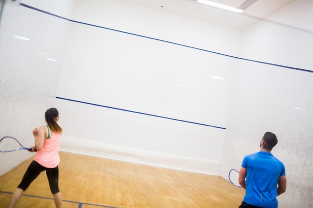 Foto coppia godendo una partita di squash