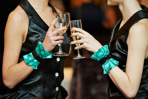 Photo couple enjoying a glass of drinks