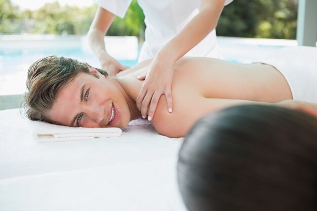 Photo couple enjoying massage at health farm