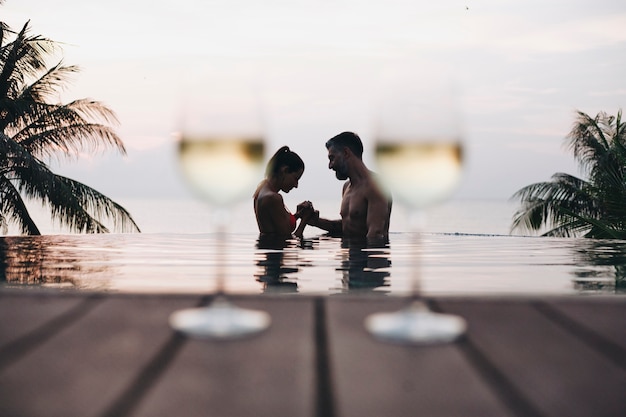 Photo couple enjoying a romantic sunset