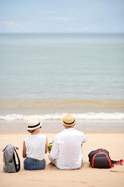 海を楽しむカップル