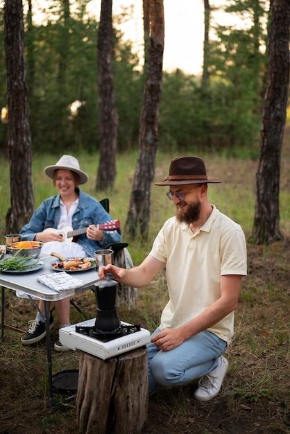 Photo couple enjoying time in camping site